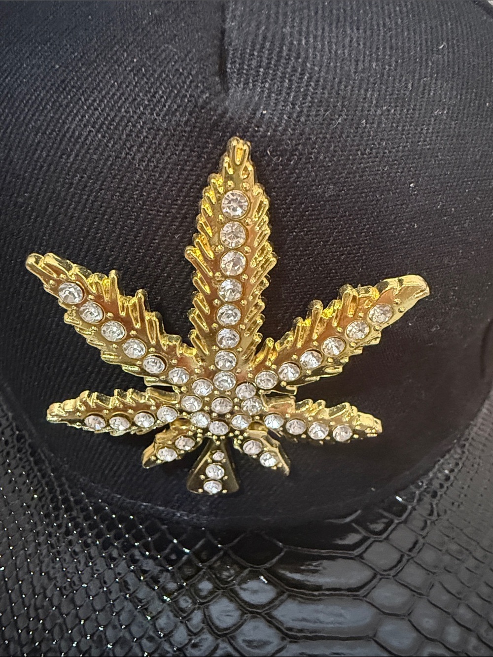 Black Men's Snapback Hat with Gold Leaf Embellishment - Picture 3 of 6